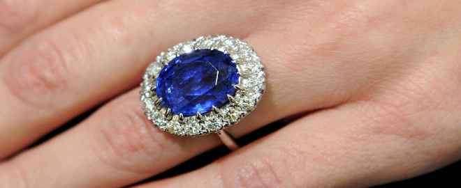 El anillo está cmpuesto de un zafiro azul rodeado de diamantes