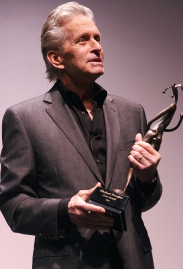 Michael Douglas con el premio Icon entre las manos