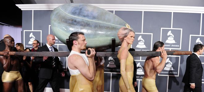 Grammy 2011: Lady Gaga huye de las críticas por 'Born this way' metida en un huevo