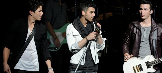 Selena Gomez y los Jonas Brothers unen sus voces en un concierto benéfico