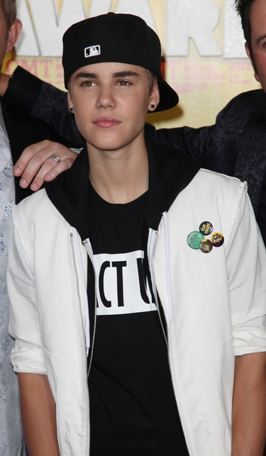 Justin Bieber sorprende con look informal en los Premios CMT junto a su madre