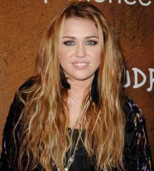 Miley Cyrus regala su ropa a los sin techo