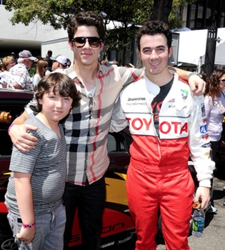 Los Jonas Brothers motorizados en la Carrera de Los Ángeles