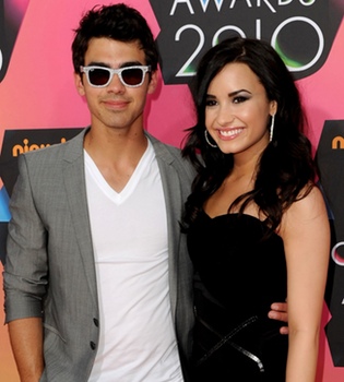 Joe Jonas pide disculpas a Demi Lovato con una canción