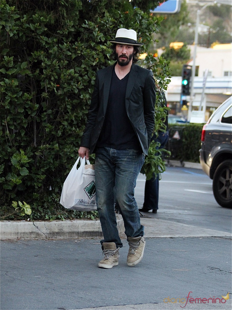 Keanu Reeves pasea por Los Ángeles su estilo informal
