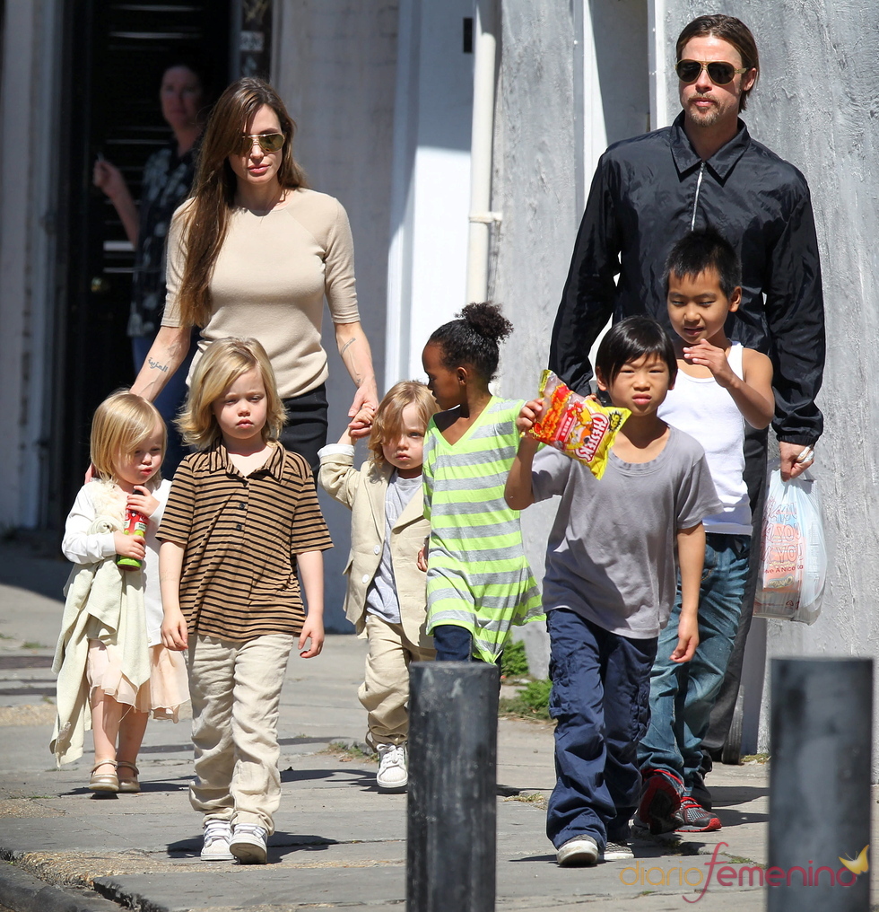 Brad Pitt y Angelina Jolie junto a sus seis hijos