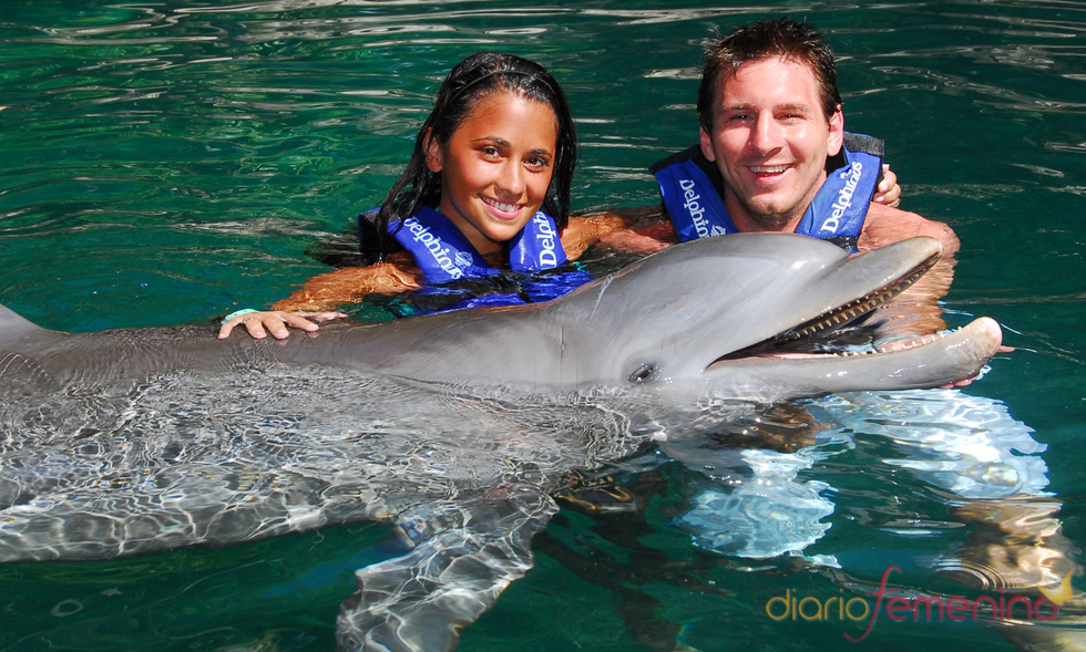 Messi y su novia nadan con los delfines