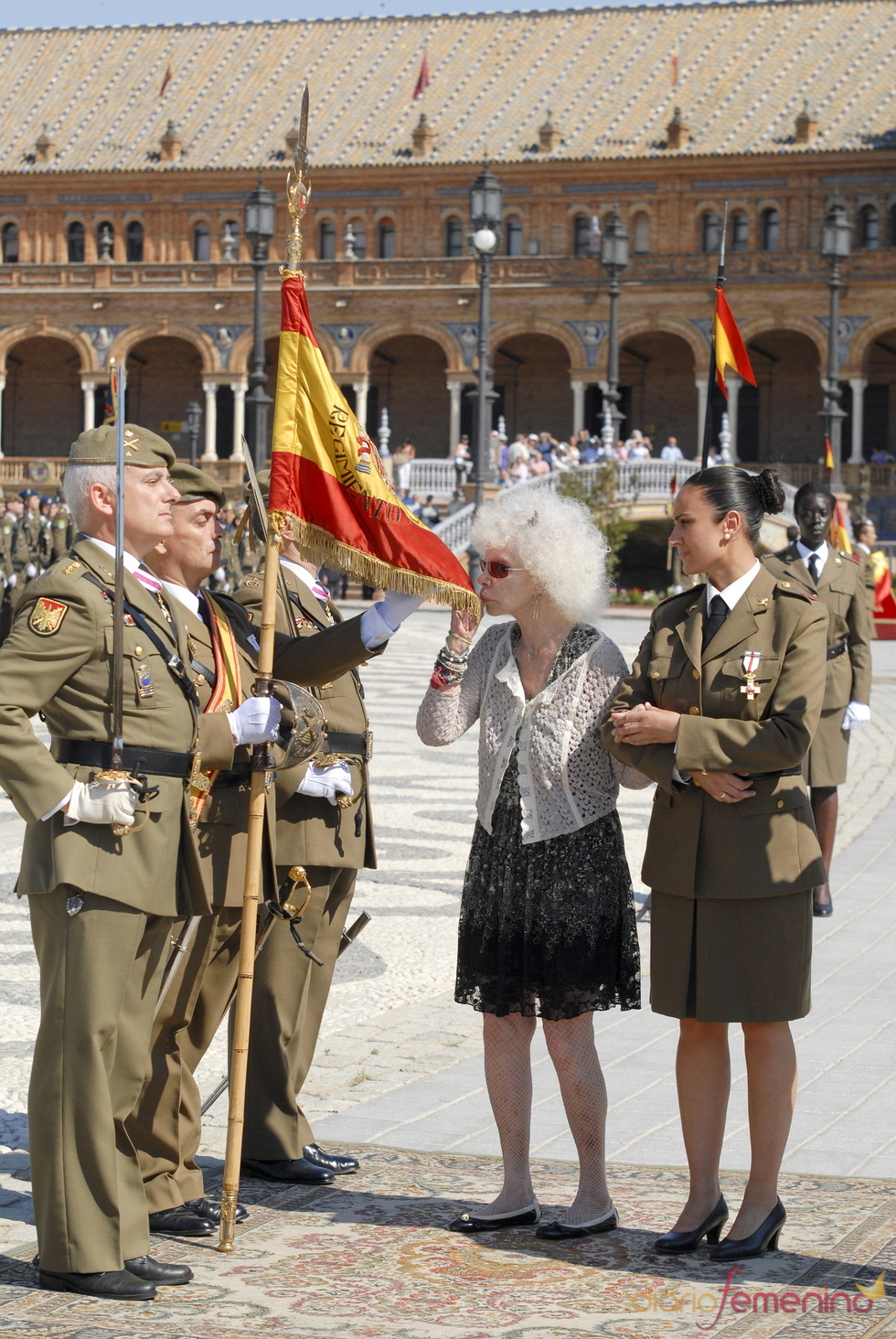 19513_la-duquesa-de-alba-jura-la-bandera-espanola.jpg